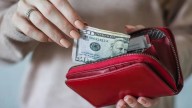 El ritual para sahumar tu billetera y atraer más dinero y abundancia a tu vida: te sorprenderá cómo hacerlo
