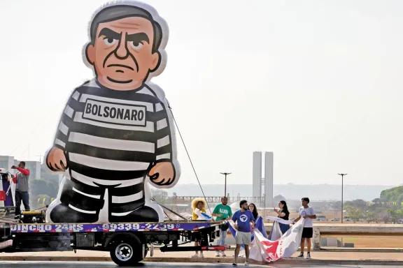 La condena a prisión a Jair Bolsonaro divide a los brasileños