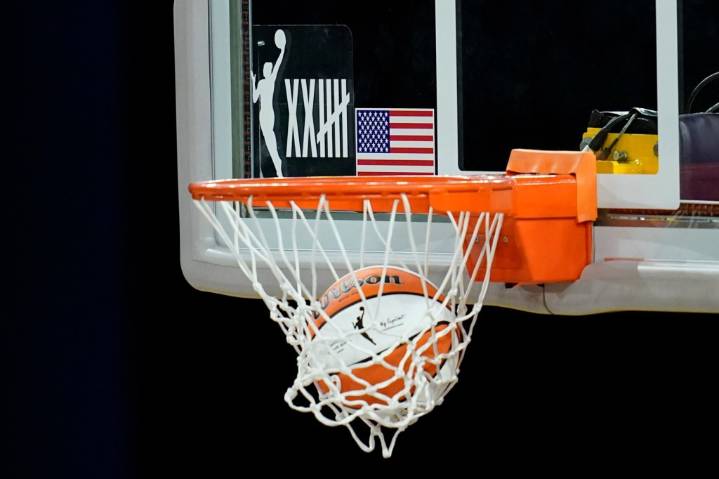 Sparks rally late to edge Mystics, keep playoff hopes alive