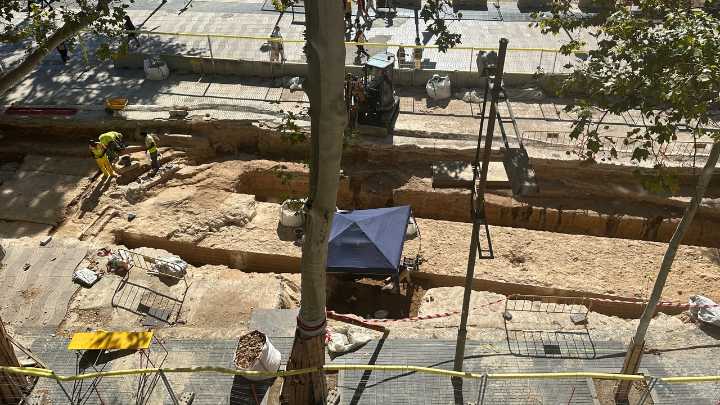 Aparece un nuevo tramo oculto de la muralla de la Barcelona del siglo XIV