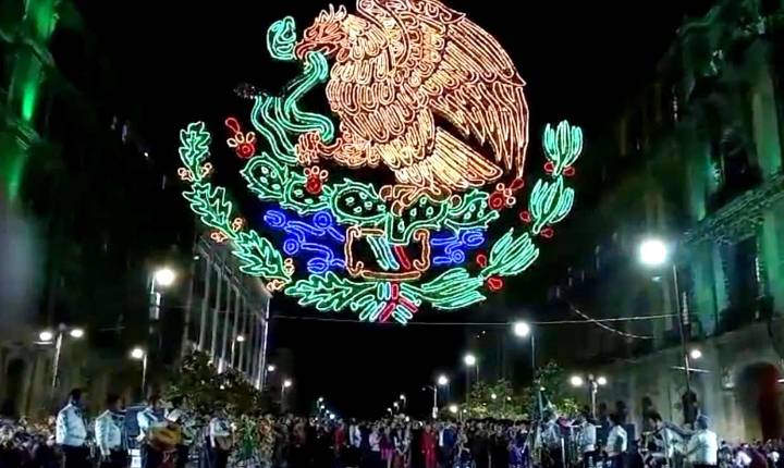 Encendido del alumbrado patrio ilumina el Zócalo capitalino