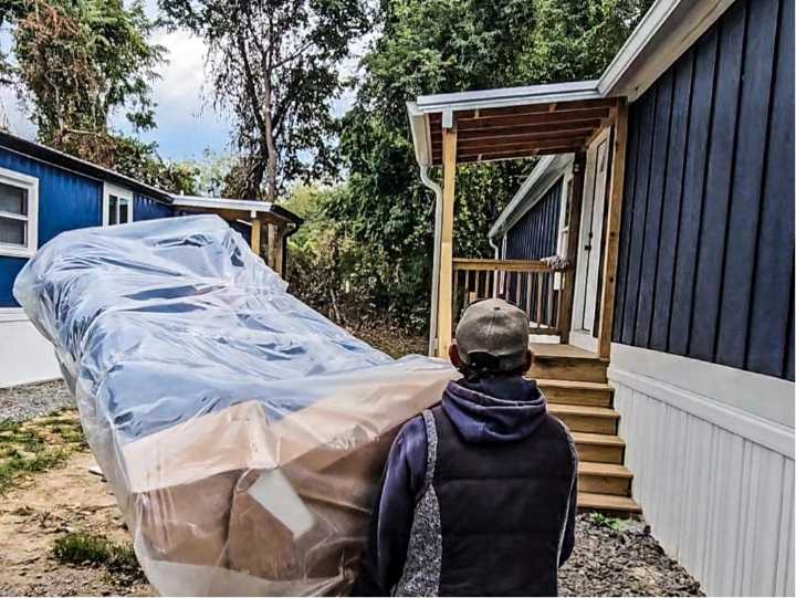 Entregan casas a familias latinas afectadas por huracán Helene