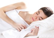 La ciencia explica por qué dormir sobre el lado izquierdo podría mejorar tu salud