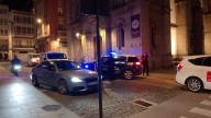 Despliegue policial en la calle San Andrés, de A Coruña, por la muerte de una persona ante la Iglesia Castrense