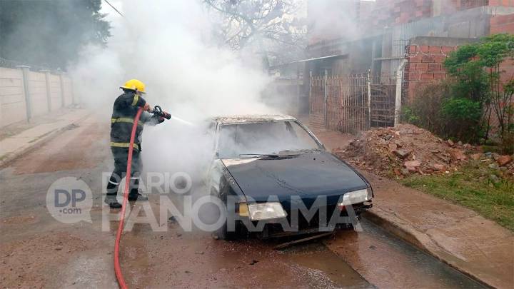 Preocupación en el barrio La Católica: un auto fue consumido por las llamas