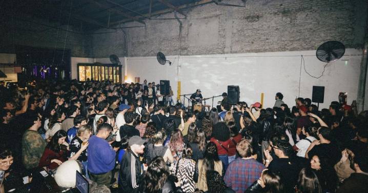 Camionero bajó dos cambios con un acusticazo en La Plata antes de su debut en el Teatro Vorterix