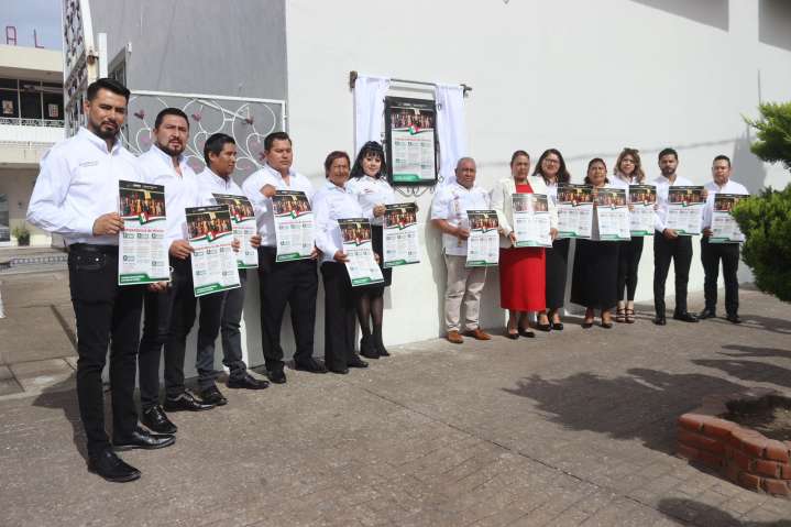 Colocan bandos solemnes; inician festejos del mes patrio en Amozoc
