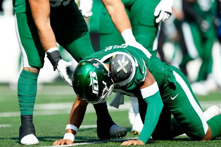 Deadspin | Jets QB Justin Fields in concussion protocol after rough outing