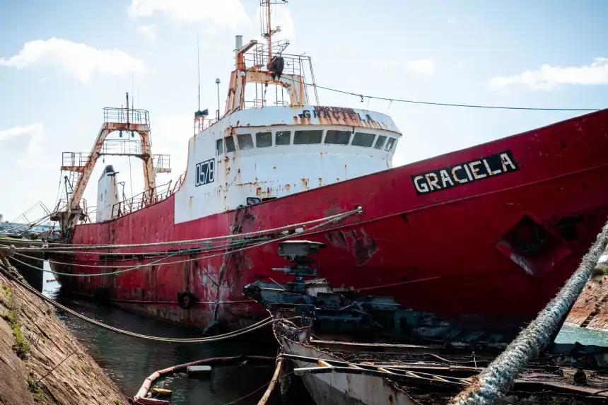 Todo listo para el inicio del desguace de otro pesquero en el varadero de la Base Naval