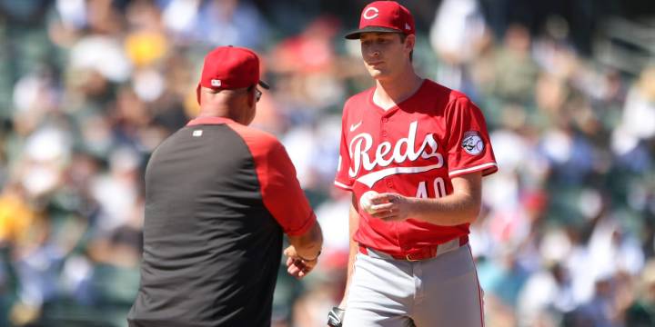 Reds lose ground in Wild Card race with loss to A's