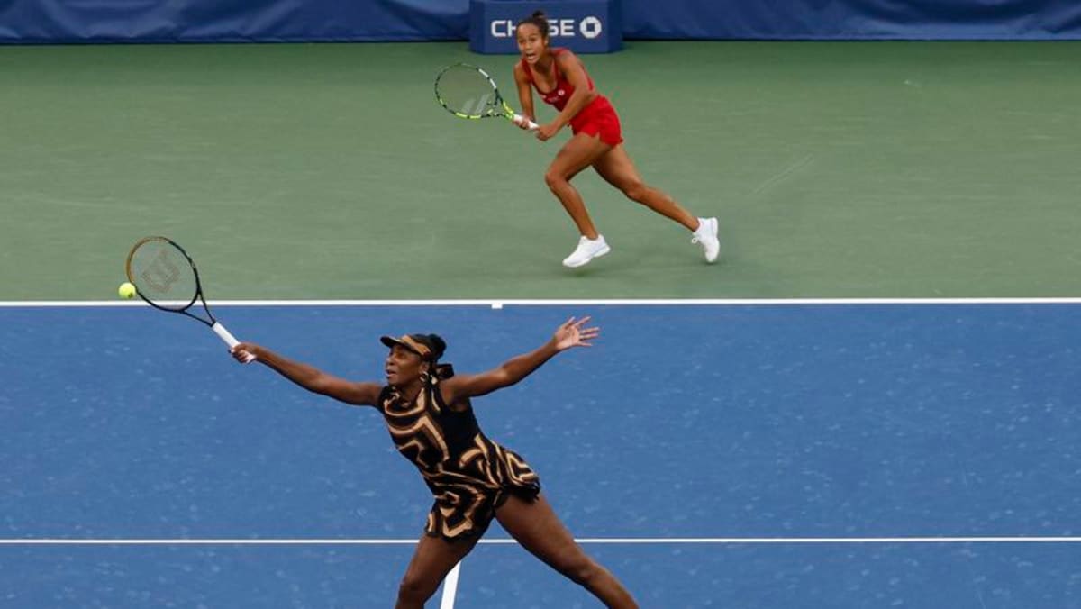 Serena coaching from afar as Venus and Fernandez reach US Open doubles quarters