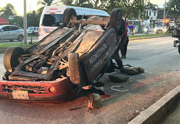 Volcadura en Rancho Viejo deja un conductor herido en Cancún