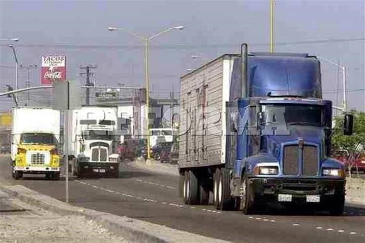 Acusan falta de placas para autotransporte