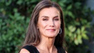 Reina Letizia enseña cómo lucir zapatos de papá con jeans de los 90 en otoño 2025