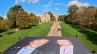 Trump llega al Reino Unido y activistas proyectan imágenes suyas junto a Epstein sobre el castillo de Windsor