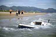 Un barco de recreo se encuentra varado frente a la playa del Pinar en Castellón