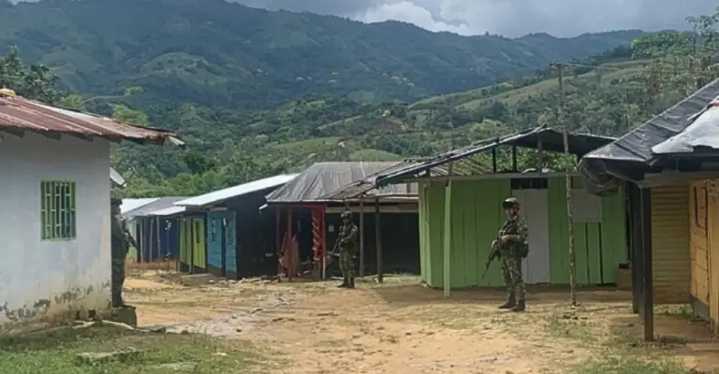 Combates entre grupos armados deja más de 130 desplazados en Tarazá, Antioquia La disputa por el control territorial del Clan del Golfo y el ELN, por un corredor estratégico, ha generado una nueva cri