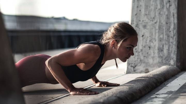 Olvidate del gimnasio y las pesas: el ejercicio perfecto para tonificar tus brazos rápido y sin moverte de tu casa