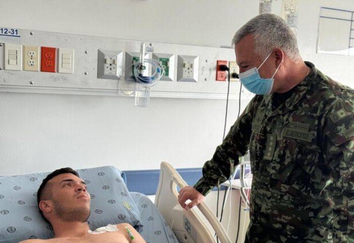 Comandante del Ejército visitó a uniformados quemados en el Hospital Militar