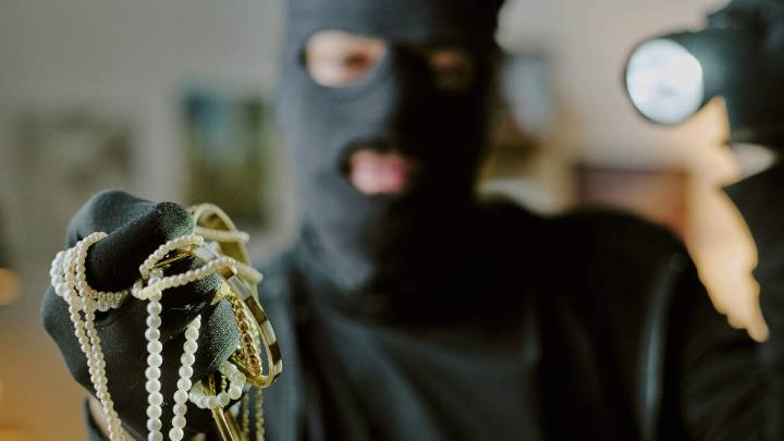 Shocking Video Shows Robbers Backing SUV Through Jewelry Shop's Storefront