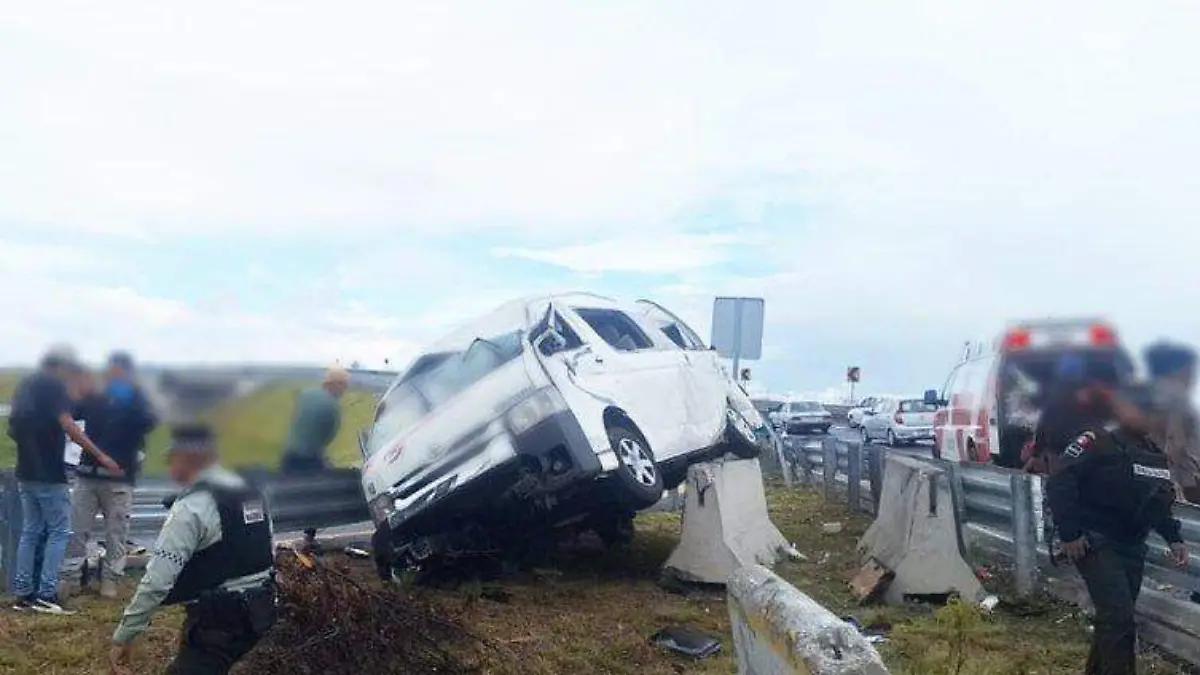 Siete lesionados deja la volcadura de unidad del transporte público en Cuapiaxtla