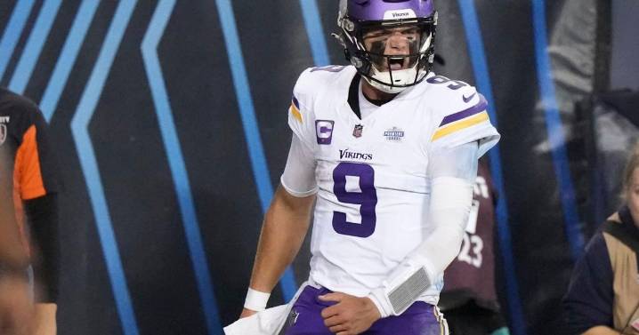 JJ McCarthy leads dramatic fourth-quarter comeback in NFL debut to help Vikings beat division rivals Bears on MNF