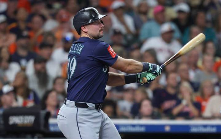 Cal Raleigh passes Ken Griffey Jr. with 57th home run