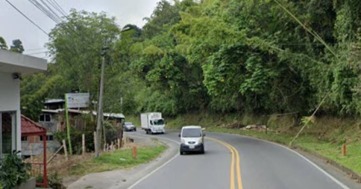 Carro rueda con 3 ocupantes en vía Manizales-Chinchiná: cuidado al manejar bajo la lluvia