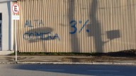 Las calles de Ushuaia amanecieron con carteles en rechazo a la visita de Javier Milei
