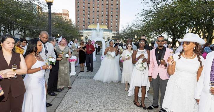 Atlantic City hosts group wedding ceremony in Brighton Park