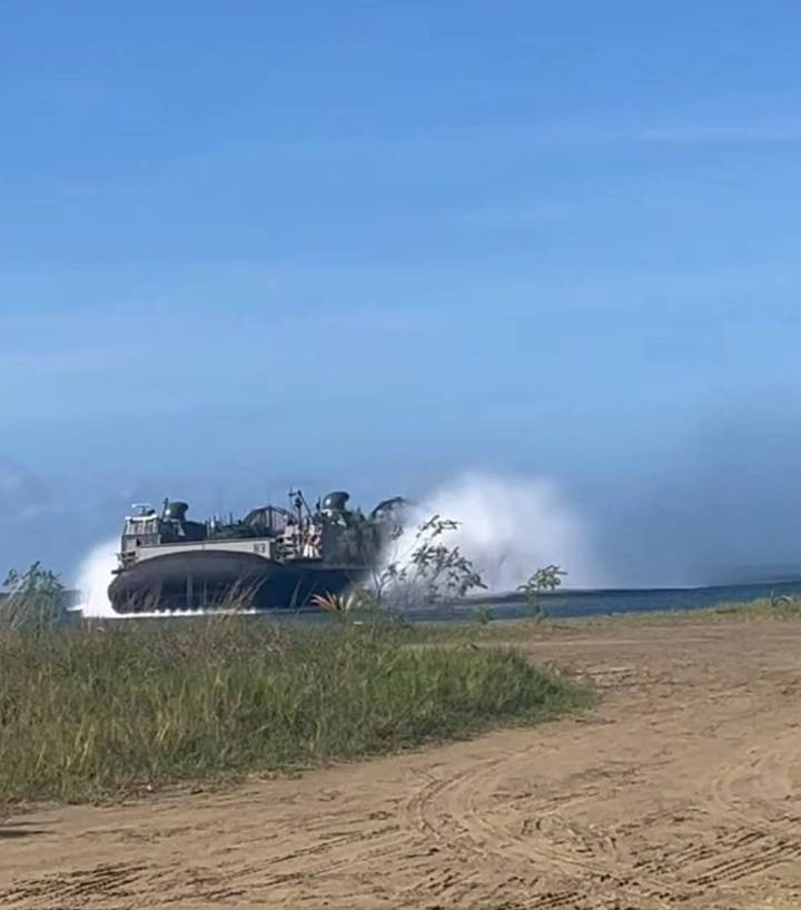 Infantería de Marina de EE.UU. usa la costa de Arroyo, Puerto Rico,para desembarque de vehículos militares y prácticas