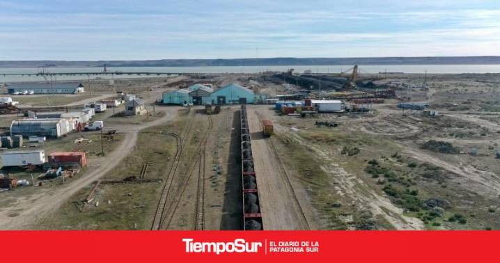 YCRT Vuelve a salir carbón desde Punta Loyola