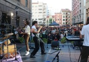 El arte se ilumina al caer la noche gijonesa
