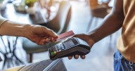 Mexicanos usan cada vez más crédito y ahorros para mantener su consumo
