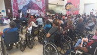Entregan 100 sillas de ruedas a personas con discapacidad
