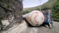 Vía Sumapaz permanece cerrada en sentido Bogotá - Girardot por volcamiento de camión cisterna