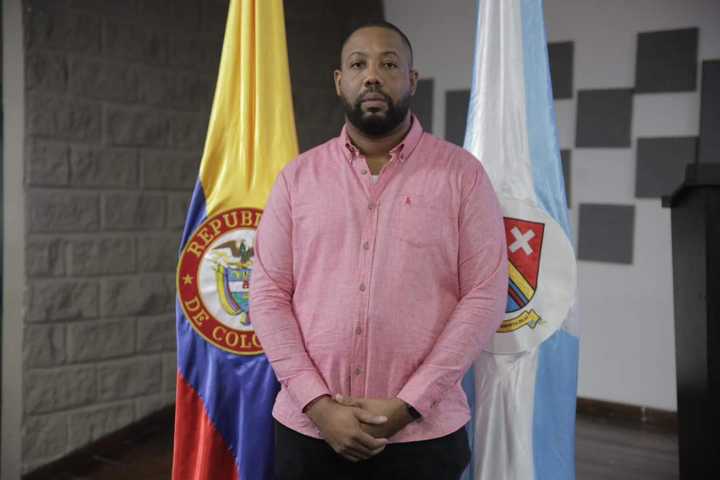 Secretario de Seguridad encargado y director de la OCCRE, Delroy Austin Gordon Fox con la camiseta puesta y sacando la cara por la administración frente a los bloqueos injustificados 