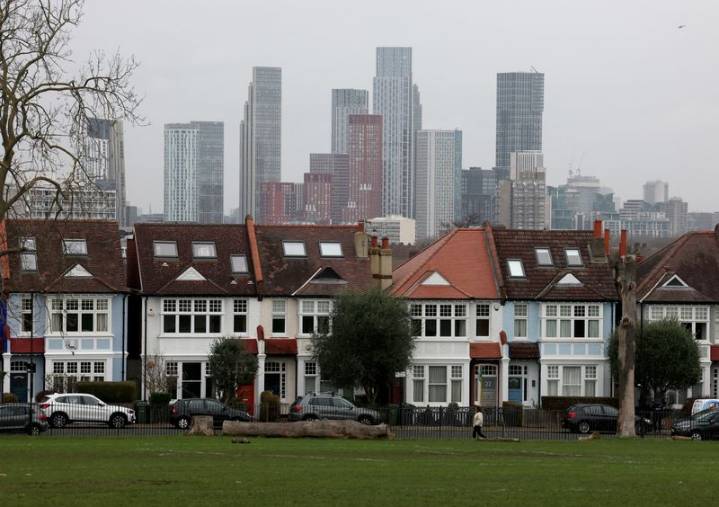 UK house prices rise 0.3% in August, Halifax says