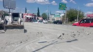 Con maquinaria retiran cemento regado en Periférico de la Juventud