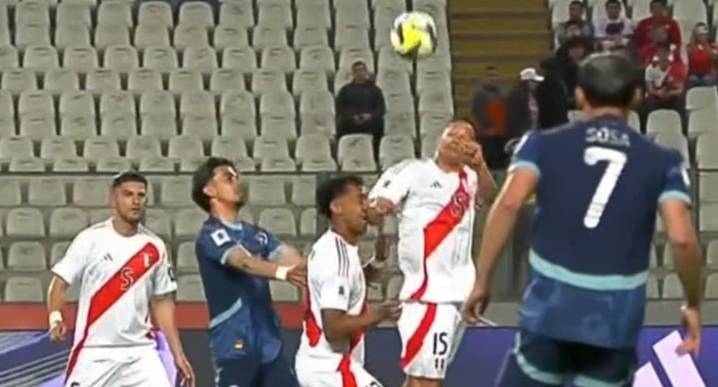 Perú vs. Paraguay: el codazo de Renzo Garcés a Renato Tapia que paralizó el partido 