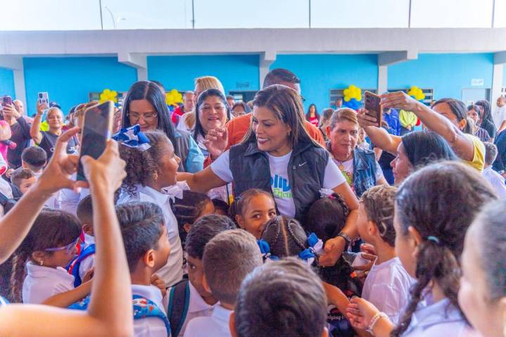 Gobernadora Yulisbeth García acompañó inicio del nuevo año escolar en Bolívar