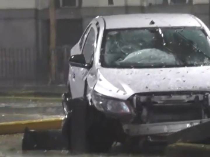 Impactante accidente en Flores: un conductor alcoholizado chocó contra el sector peatonal del Metrobús