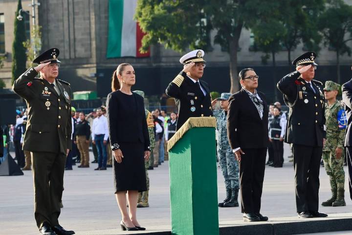 Claudia Sheinbaum encabeza izamiento de Bandera en memoria de víctimas de los sismos