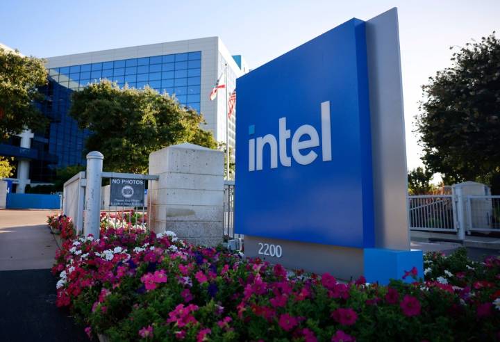 Intel is seeking an investment from Apple as part of its comeback bid
