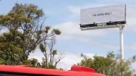 El artista chileno Alfredo Jaar lanza una pregunta desconcertante para toda Bogotá: ¿Es usted feliz?