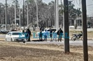 Fuerte choque en la rotonda del Parque Industrial: un motociclista lesionado