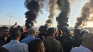 Israel destruye 35 viviendas de beduinos en el Néguev y algunos queman sus propias casas como protesta
