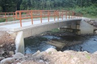 Condorcanqui verifica avance de obra vial en comunidades nativas de Nieva