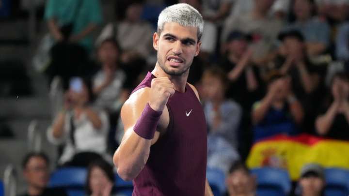 Alcaraz gana incluso lesionado: no da opción a Bergs y avanza a cuartos en Tokio