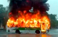 Incendian alumnas normalistas autobús en Puebla Capital